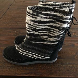 TOMS Nepal Black Suede Sherpa Lined Boots